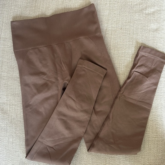 NVGTN Pants - Rare Taupe scrunch Leggings NVGTN! 🤎🤎🤎